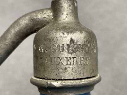 Siphon en verre bleu marqué Guignier à Auxerre.
H:...