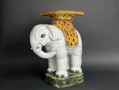 Porte-pot en céramique figurant un éléphant...