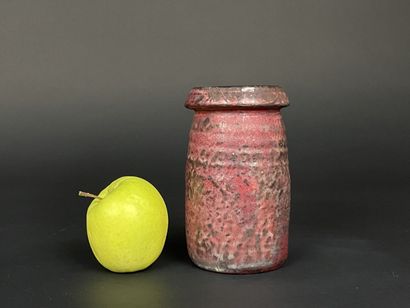 Vase en grès rouge. 
H. :15 cm. 
Petit f...