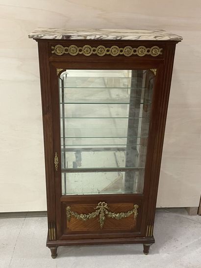 Vitrine de style Louis XVI en placage et...