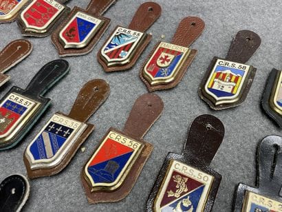 Collection de 39 insignes Pucelles de CR...