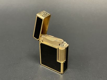 DUPONT Briquet en laque noire de Chine.
5...