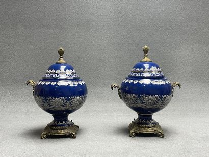 Paire d'urnes en faience monture en bronze....