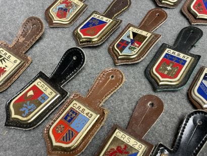 Collection de 39 insignes Pucelles de CR...