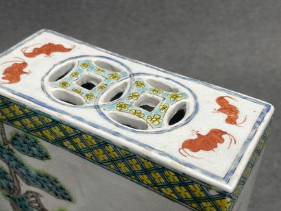 Paire de briques à herbes odorantes en porcelaine...