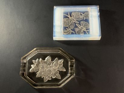 Deux cendriers en verre moulé 1930
A décor...