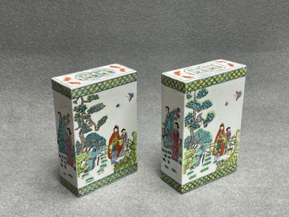 Paire de briques à herbes odorantes en porcelaine...