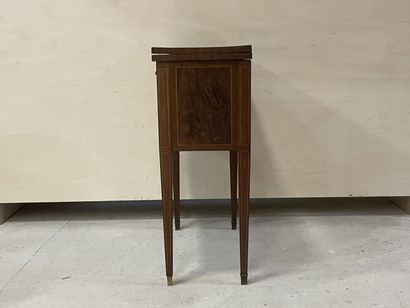 Petite commode à rideau formant table à jeu....