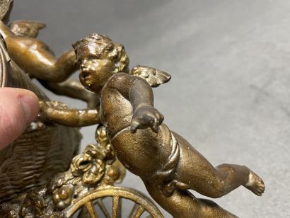 Pendule à décor de char tiré par des oiseaux...