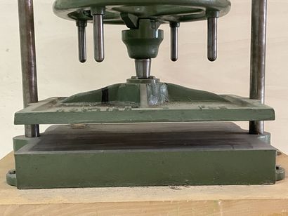 Presse de relieur sur table en bois. 
175...