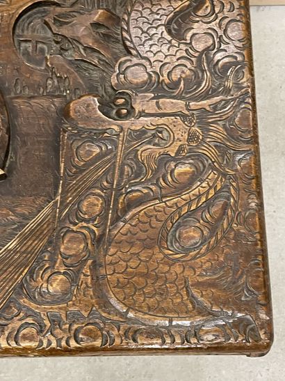 Coffre en bois exotique sculpté à décor de...