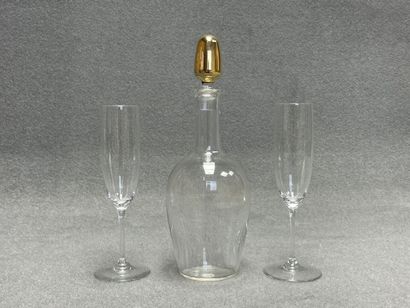 BACCARAT
Carafe et deux flutes. 
H. :30 cm...