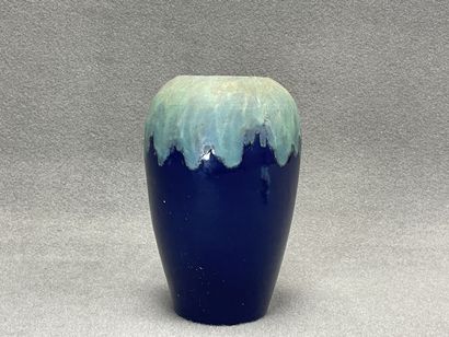 Vase grès émaillé à siglé. 
H. :25 cm.