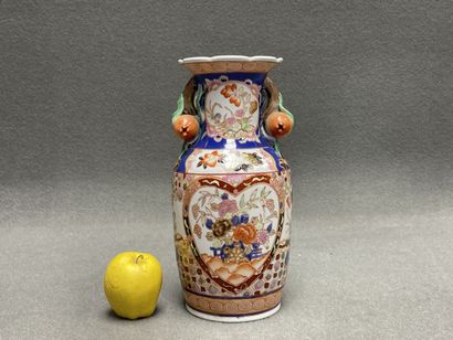 Vase en porcelaine à décor de fleurs et de...