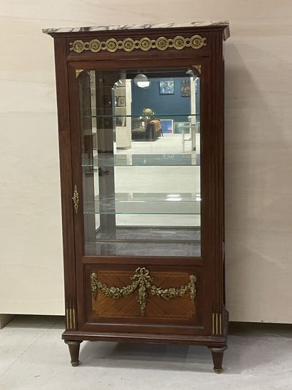 Vitrine de style Louis XVI en placage et...