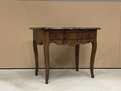 Table console en noyer mouluré ouvrant à...