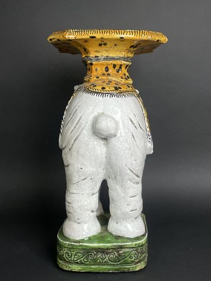 Porte-pot en céramique figurant un éléphant...