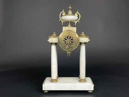Pendule portique à colonnes en marbre et...