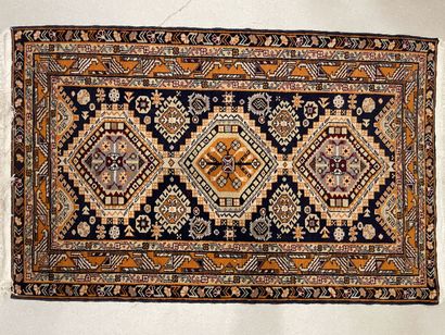 Tapis d'Orient, en laine, fond orange.
150...