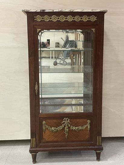 Vitrine de style Louis XVI en placage et...