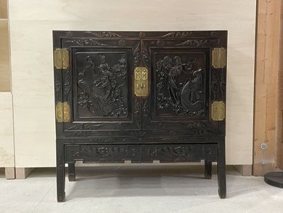Cabinet sur pietement en bois exotique richement...