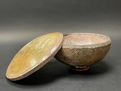 Grande coupe couverte en céramique raku.
Marque.
H:...
