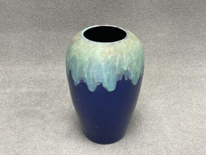 Vase grès émaillé à siglé. 
H. :25 cm.
