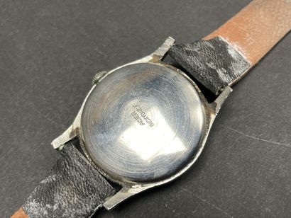 LIP Montre bracelet en acier , fond noir.
Années...
