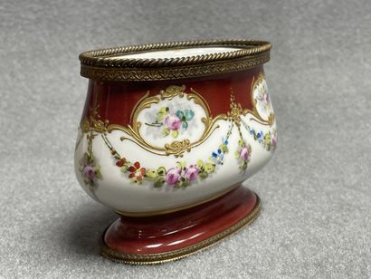 Petite jardinière en porcelaine de Limoges...