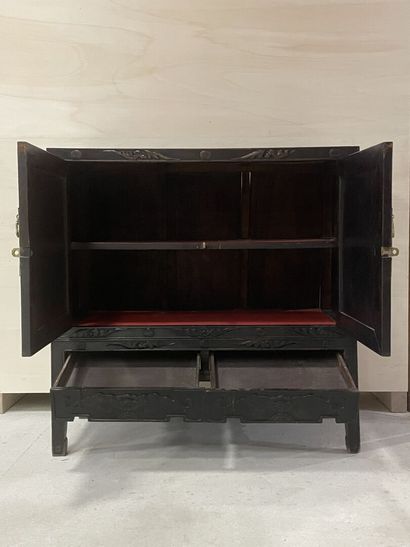 Cabinet sur pietement en bois exotique richement...