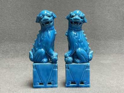Paire de chiens de Fô en porcelaine émaillée...