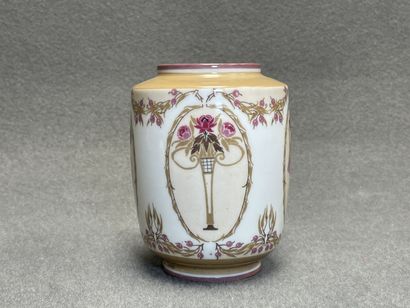 Ch. FIELD pour HAVILAND - Limoges. 
Vase...