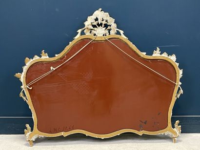 Miroir cadre en bois sculpté et patiné.
Style...
