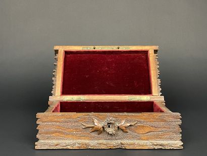 Coffret en bois sculpté toute faces Forêt...