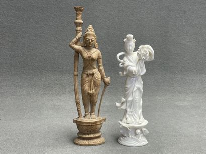 Sculpture en bois figurant une indienne et...