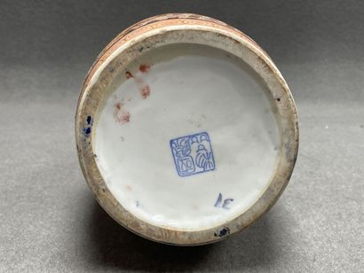Vase en porcelaine à décor de fleurs et de...