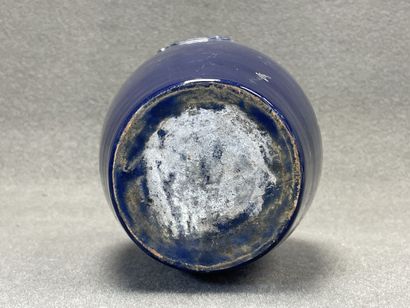 Vase grès émaillé à siglé. 
H. :25 cm.