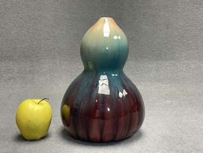 Vase coloquinte en grès émaillé. 
H. :24...