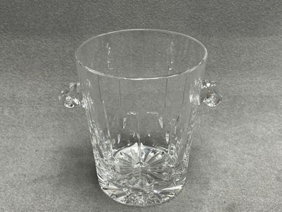 Seau à champagne en cristal. 
H. :24,5 c...
