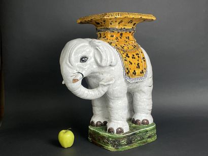 Porte-pot en céramique figurant un éléphant...