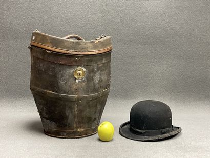 Boite à chapeau en cuir et un chapeau melon....