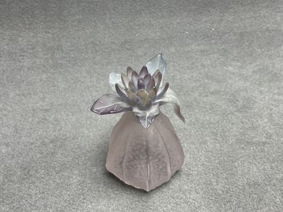 DAUM . 
Flacon fleur en pâte de verre modèle...