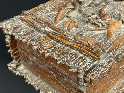 Coffret en bois sculpté toute faces Forêt...