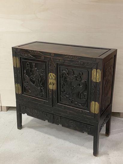 Cabinet sur pietement en bois exotique richement...