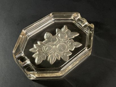 Deux cendriers en verre moulé 1930
A décor...