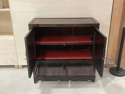 Cabinet sur pietement en bois exotique richement...