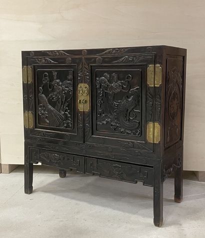 Cabinet sur pietement en bois exotique richement...
