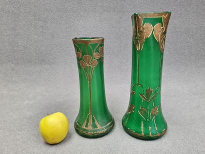 Deux vases en verre vert et or
H. 30cm et...