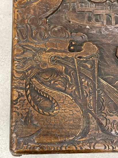 Coffre en bois exotique sculpté à décor de...