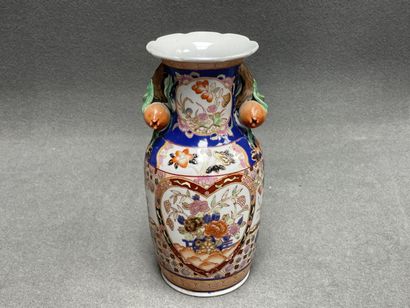 Vase en porcelaine à décor de fleurs et de...
